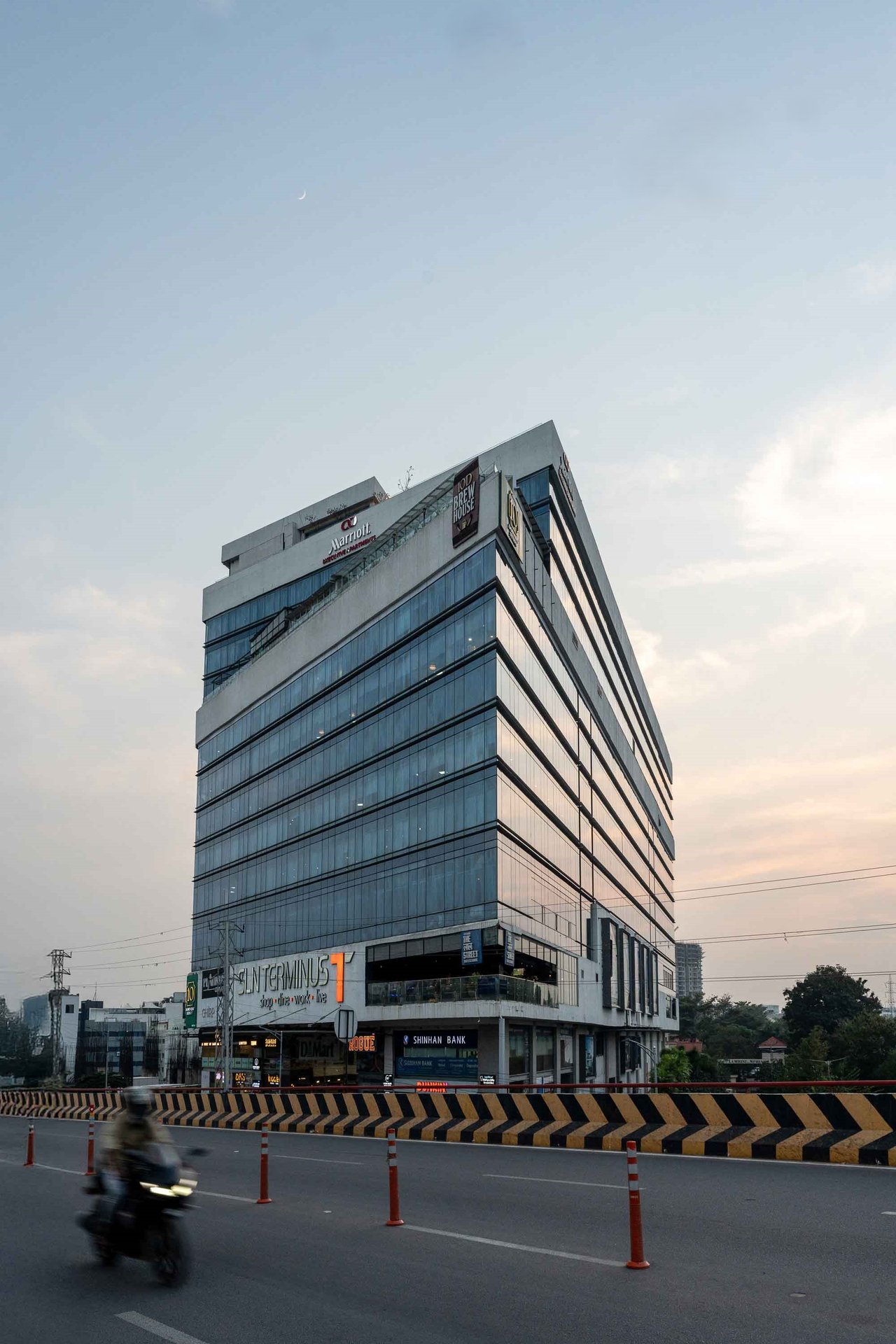 SLN Terminus — Sun Glazing facade detail